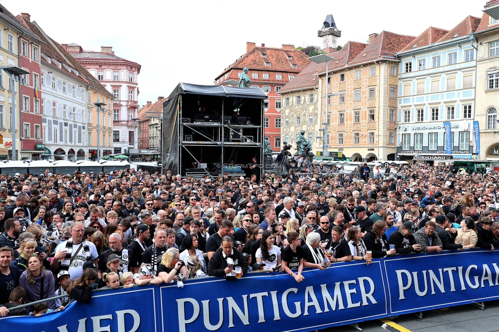 Cupfeier Sturm Graz
OEFB Cup, SK Sturm Graz Cupfeier, Graz, 01.05.2023. 

Foto zeigt Fans von Sturm am Hauptplatz
