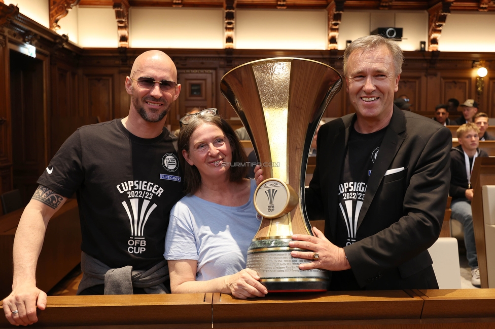 Cupfeier Sturm Graz
OEFB Cup, SK Sturm Graz Cupfeier, Graz, 01.05.2023. 

Foto zeigt Christian Ilzer (Cheftrainer Sturm), Elke Kahr (Buergermeisterin Graz) und Christian Jauk (Praesident Sturm)
