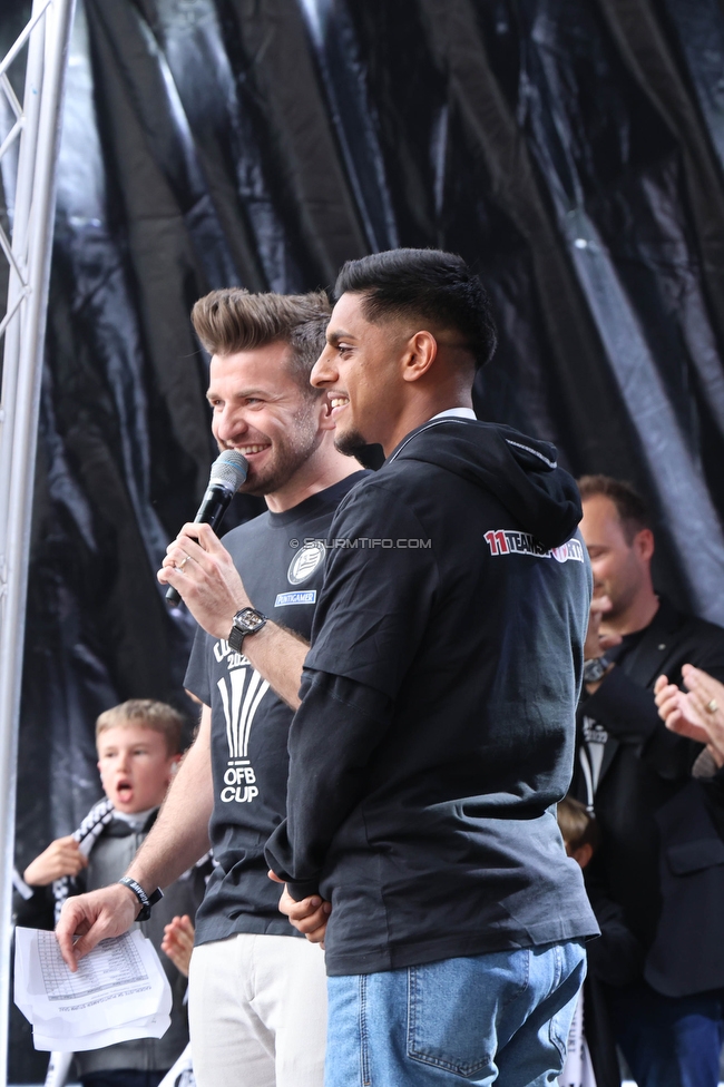 Cupfeier Sturm Graz
OEFB Cup, SK Sturm Graz Cupfeier, Graz, 01.05.2023. 

Foto zeigt Thomas Seidl (Stadionsprecher Sturm) und Manprit Sarkaria (Sturm)
