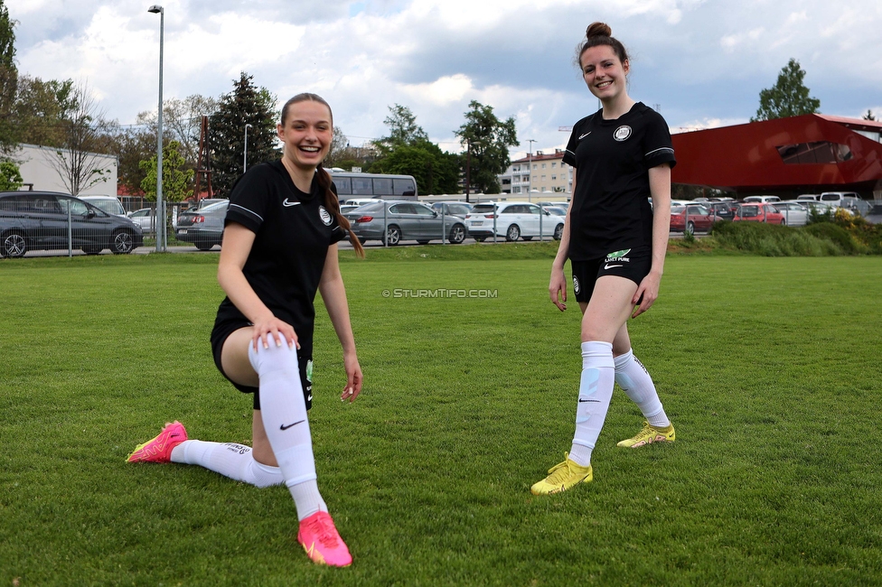 Sturm Damen - Bergheim
OEFB Frauen Bundesliga, 14. Runde, SK Sturm Graz Damen - FC Bergheim, MURAUER Bier Arena - StFV Graz, 06.05.2023. 

Foto zeigt Merle Kirschstein (Sturm Damen) und Gina Steiner (Sturm Damen)
