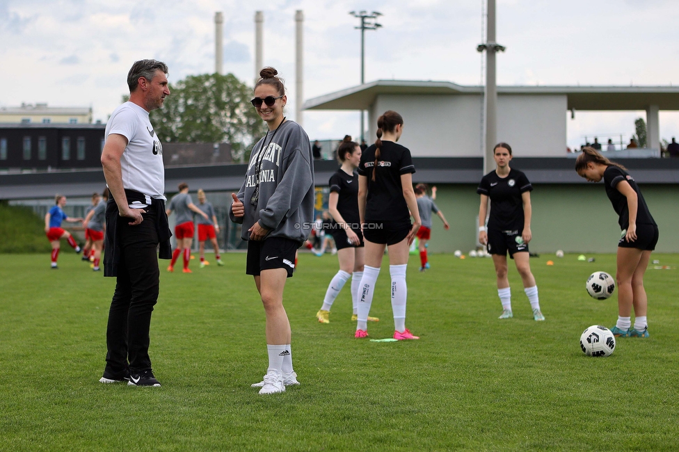 Sturm Damen - Bergheim
OEFB Frauen Bundesliga, 14. Runde, SK Sturm Graz Damen - FC Bergheim, MURAUER Bier Arena - StFV Graz, 06.05.2023. 

Foto zeigt Christian Lang (Cheftrainer Sturm Damen) und Michela Croatto (Sturm Damen)
