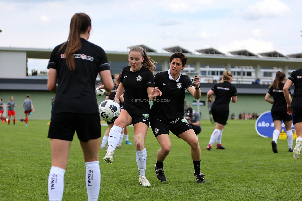 Sturm Damen - Bergheim
OEFB Frauen Bundesliga, 14. Runde, SK Sturm Graz Damen - FC Bergheim, MURAUER Bier Arena - StFV Graz, 06.05.2023. 

Foto zeigt Anna Maria Wirnsberger (Sturm Damen) und Emily Cancienne (Assistenz Trainer Sturm Damen)
