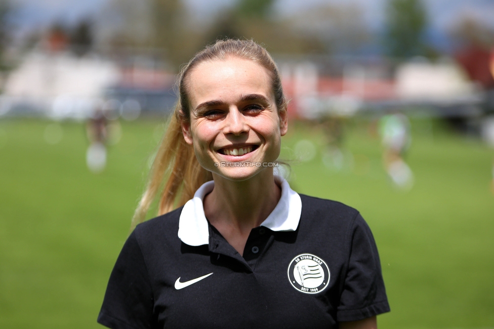 Sturm Damen - Bergheim
OEFB Frauen Bundesliga, 14. Runde, SK Sturm Graz Damen - FC Bergheim, MURAUER Bier Arena - StFV Graz, 06.05.2023. 

Foto zeigt Carmen Schauer (Physiotherapeutin Sturm Damen)
