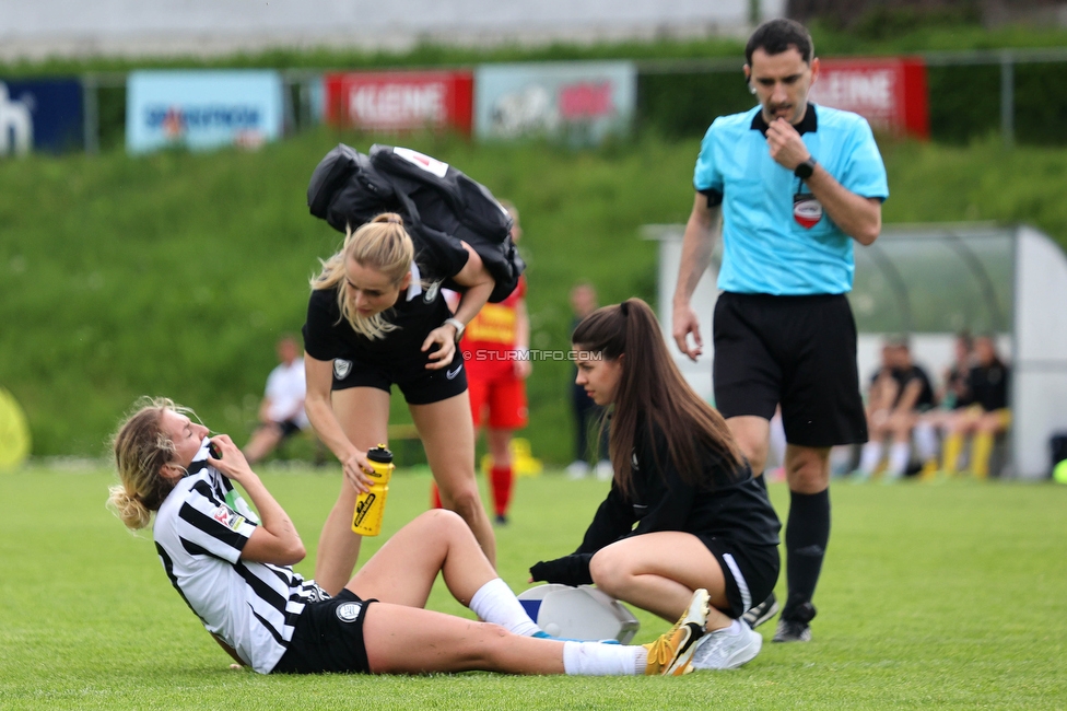 Sturm Damen - Bergheim
OEFB Frauen Bundesliga, 14. Runde, SK Sturm Graz Damen - FC Bergheim, MURAUER Bier Arena - StFV Graz, 06.05.2023. 

Foto zeigt Modesta Uka (Sturm Damen), Carmen Schauer (Physiotherapeutin Sturm Damen) und Carina Tretnjak (Masseurin Sturm Damen)
