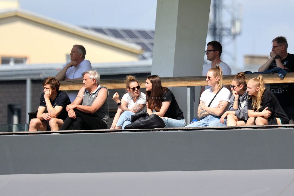 Sturm Damen - Bergheim
OEFB Frauen Bundesliga, 14. Runde, SK Sturm Graz Damen - FC Bergheim, MURAUER Bier Arena - StFV Graz, 06.05.2023. 

Foto zeigt Helmut Degen (Organisatorischer Leiter Sturm Damen), Anna Malle (Sturm Damen), Michela Croatto (Sturm Damen) und Sarah Schiemel (Sturm Damen)
