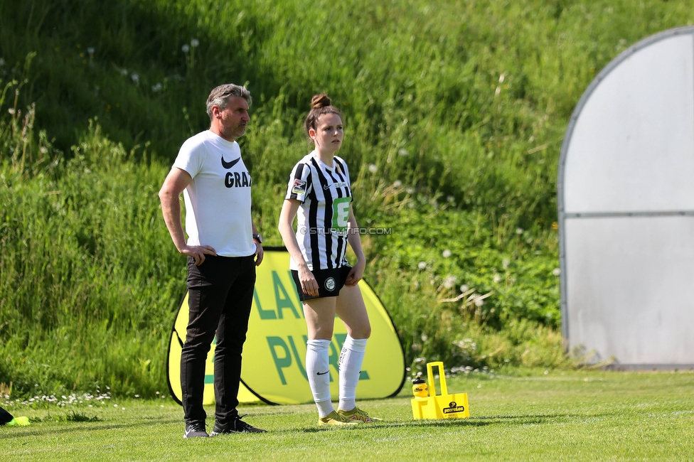 Sturm Damen - Bergheim
OEFB Frauen Bundesliga, 14. Runde, SK Sturm Graz Damen - FC Bergheim, MURAUER Bier Arena - StFV Graz, 06.05.2023. 

Foto zeigt Christian Lang (Cheftrainer Sturm Damen) und Gina Steiner (Sturm Damen)
