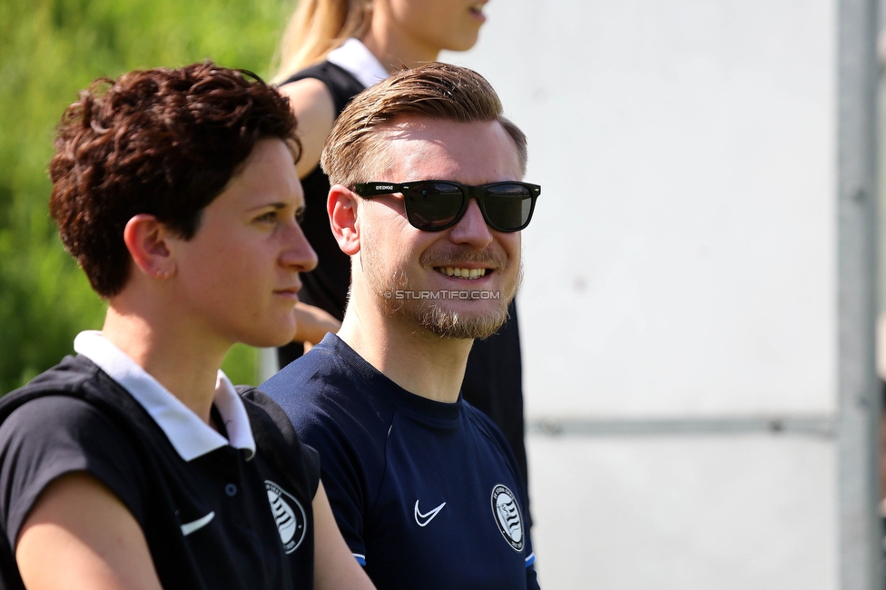 Sturm Damen - Bergheim
OEFB Frauen Bundesliga, 14. Runde, SK Sturm Graz Damen - FC Bergheim, MURAUER Bier Arena - StFV Graz, 06.05.2023. 

Foto zeigt Emily Cancienne (Assistenz Trainer Sturm Damen) und Michael Erlitz (Sportlicher Leiter Sturm Damen)
