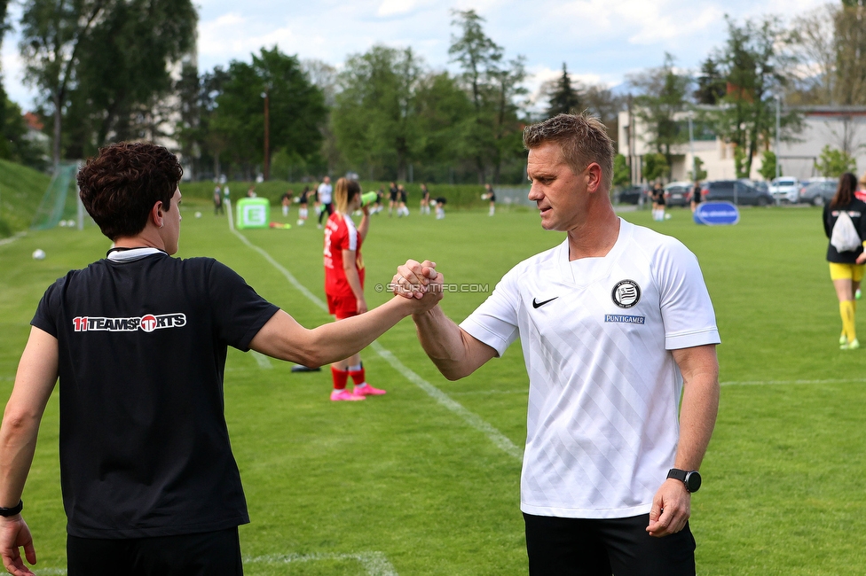 Sturm Damen - Bergheim
OEFB Frauen Bundesliga, 14. Runde, SK Sturm Graz Damen - FC Bergheim, MURAUER Bier Arena - StFV Graz, 06.05.2023. 

Foto zeigt Emily Cancienne (Assistenz Trainer Sturm Damen) und Daniel Gutschi (Torwart Trainer Sturm Damen)
