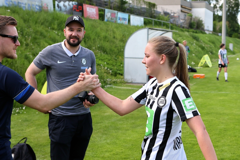 Sturm Damen - Bergheim
OEFB Frauen Bundesliga, 14. Runde, SK Sturm Graz Damen - FC Bergheim, MURAUER Bier Arena - StFV Graz, 06.05.2023. 

Foto zeigt Anna Maria Wirnsberger (Sturm Damen) und Thomas Rappold (Sturm Graz Medien)
