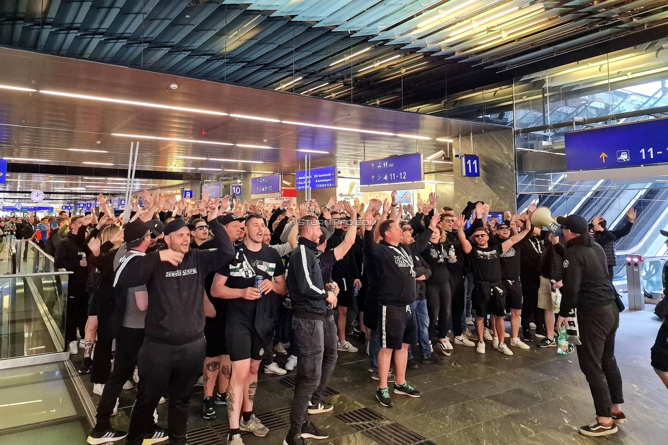 Austria Wien - Sturm Graz
Oesterreichische Fussball Bundesliga, 28. Runde, FK Austria Wien - SK Sturm Graz, Franz Horr Stadion Wien, 07.05.2023. 

Foto zeigt Fans von Sturm beim Corteo
