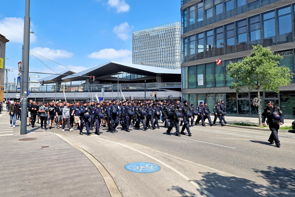 Austria Wien - Sturm Graz
Oesterreichische Fussball Bundesliga, 28. Runde, FK Austria Wien - SK Sturm Graz, Franz Horr Stadion Wien, 07.05.2023. 

Foto zeigt Fans von Sturm beim Corteo
