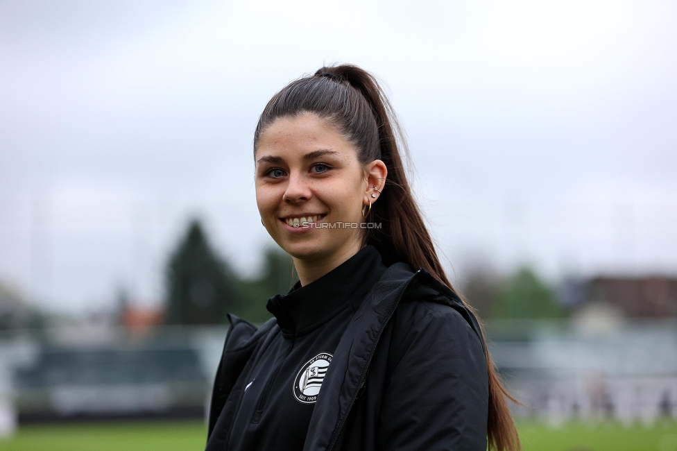 Sturm Damen - St. Poelten
OEFB Frauen Bundesliga, 15. Runde, SK Sturm Graz Damen - SKN St. Poelten, Trainingszentrum Messendorf, 13.05.2023. 

Foto zeigt Carina Tretnjak (Masseurin Sturm Damen)
