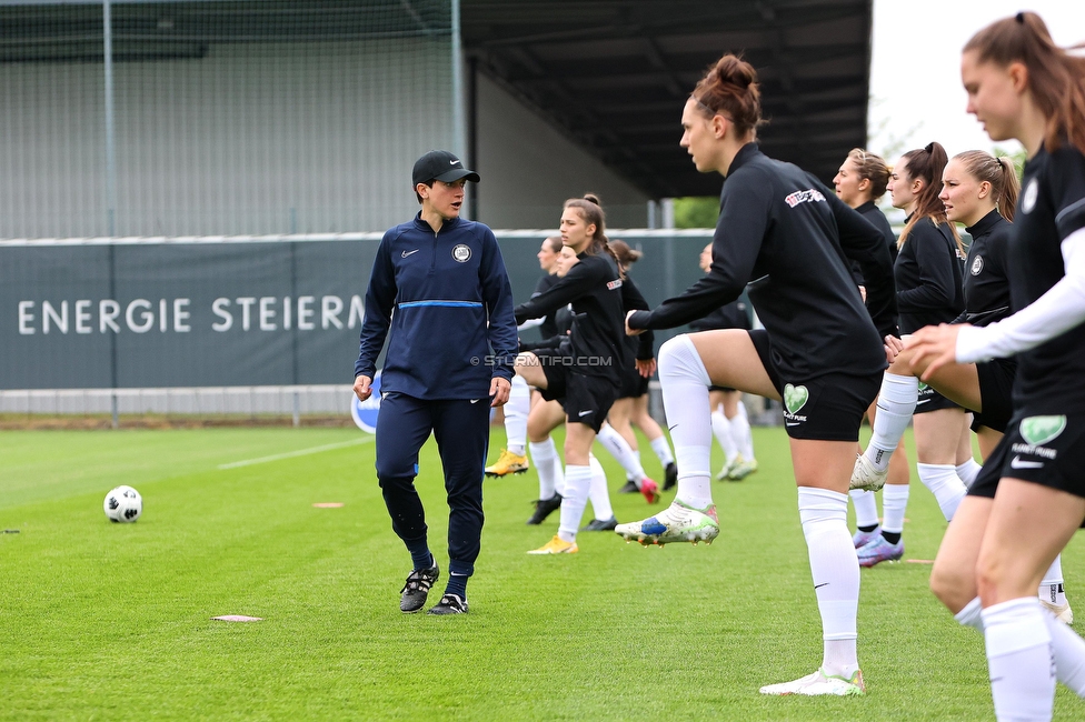 Sturm Damen - St. Poelten
OEFB Frauen Bundesliga, 15. Runde, SK Sturm Graz Damen - SKN St. Poelten, Trainingszentrum Messendorf, 13.05.2023. 

Foto zeigt die Mannschaft der Sturm Damen und Emily Cancienne (Assistenz Trainer Sturm Damen)
