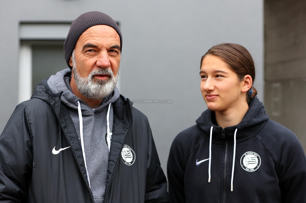 Sturm Damen - St. Poelten
OEFB Frauen Bundesliga, 15. Runde, SK Sturm Graz Damen - SKN St. Poelten, Trainingszentrum Messendorf, 13.05.2023. 

Foto zeigt Josef Glauninger (Betreuer Sturm Damen) und Christina Schoenwetter (Sturm Damen)
