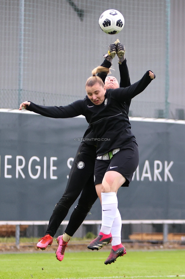 Sturm Damen - St. Poelten
OEFB Frauen Bundesliga, 15. Runde, SK Sturm Graz Damen - SKN St. Poelten, Trainingszentrum Messendorf, 13.05.2023. 

Foto zeigt Julia Matuschewski (Sturm Damen) und Mariella El Sherif (Sturm Damen)
