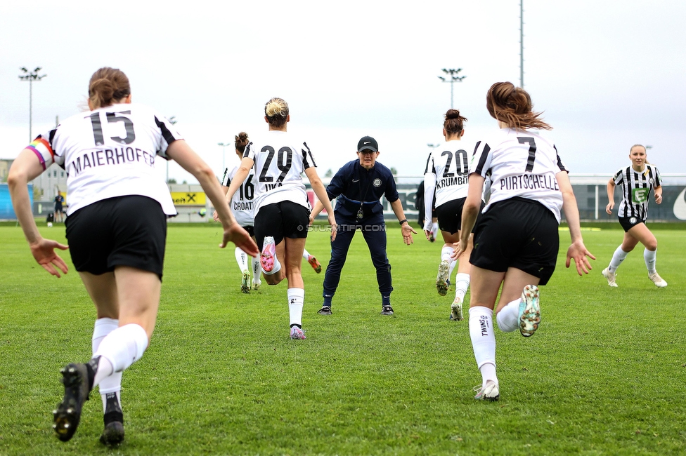 Sturm Damen - St. Poelten
OEFB Frauen Bundesliga, 15. Runde, SK Sturm Graz Damen - SKN St. Poelten, Trainingszentrum Messendorf, 13.05.2023. 

Foto zeigt Sophie Maierhofer (Sturm Damen), Modesta Uka (Sturm Damen), Emily Cancienne (Assistenz Trainer Sturm Damen), Laura Krumboeck (Sturm Damen) und Lilli Purtscheller (Sturm Damen)
