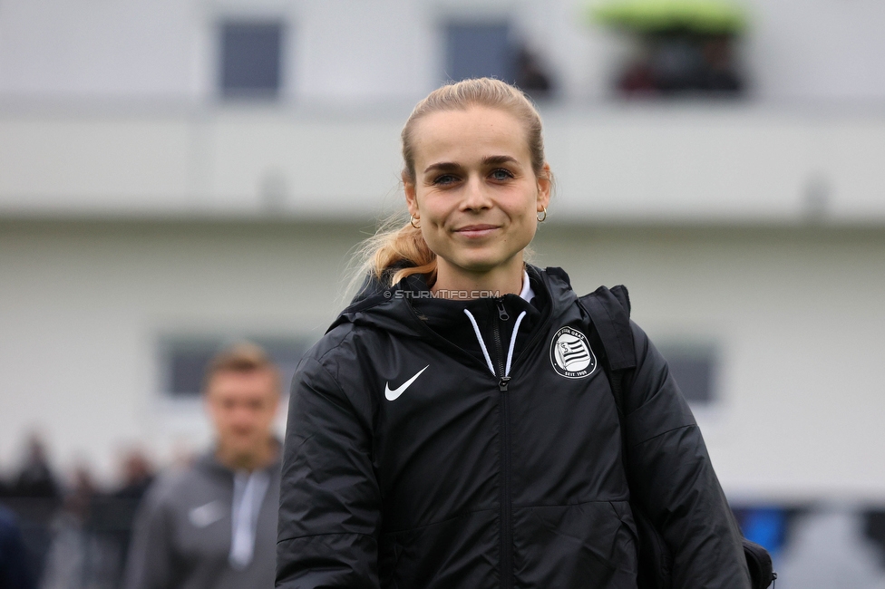 Sturm Damen - St. Poelten
OEFB Frauen Bundesliga, 15. Runde, SK Sturm Graz Damen - SKN St. Poelten, Trainingszentrum Messendorf, 13.05.2023. 

Foto zeigt Carmen Schauer (Physiotherapeutin Sturm Damen)
