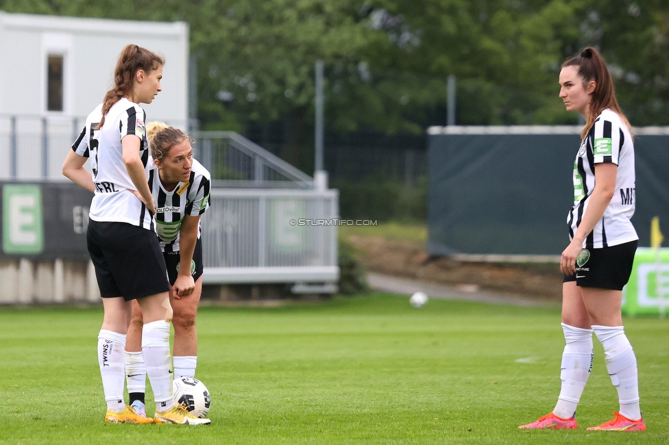 Sturm Damen - St. Poelten
OEFB Frauen Bundesliga, 15. Runde, SK Sturm Graz Damen - SKN St. Poelten, Trainingszentrum Messendorf, 13.05.2023. 

Foto zeigt Julia Magerl (Sturm Damen), Modesta Uka (Sturm Damen) und Linda Mittermair (Sturm Damen)
