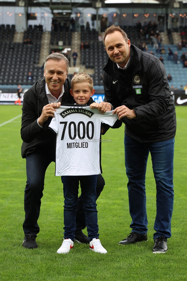 Sturm Graz - Austria Klagenfurt
Oesterreichische Fussball Bundesliga, 29. Runde, SK Sturm Graz - SK Austria Klagenfurt, Stadion Liebenau Graz, 14.05.2023. 

Foto zeigt Christian Jauk (Praesident Sturm), Thomas Tebbich (wirtsch. Geschaeftsfuehrer Sturm) und das 7000. Sturm Mitglied
