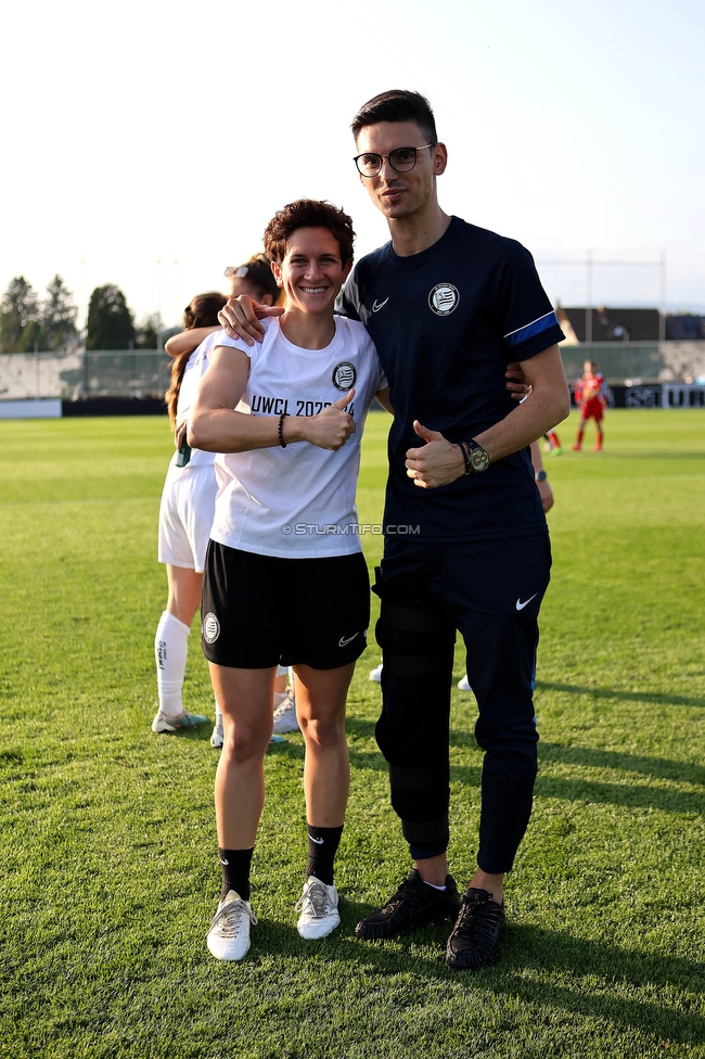 Sturm Damen - Altenmarkt
OEFB Frauen Bundesliga, 17. Runde, SK Sturm Graz Damen - SKV Altenmarkt, Trainingszentrum Messendorf, 27.05.2023. 

Foto zeigt Emily Cancienne (Assistenz Trainer Sturm Damen) und Tode Djakovic (Videoanalyst Sturm Damen)
