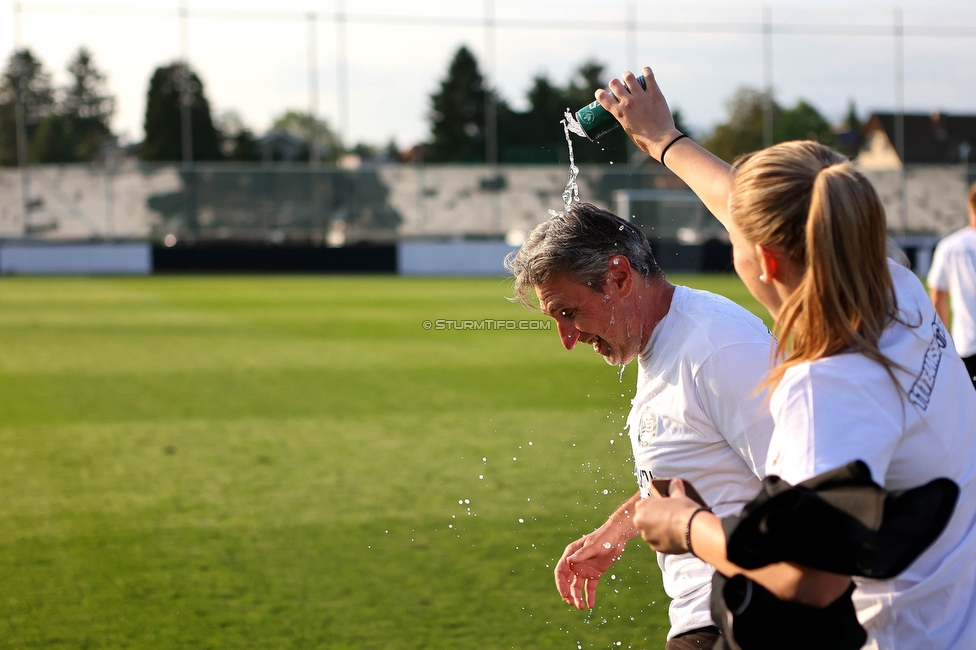 Sturm Damen - Altenmarkt
OEFB Frauen Bundesliga, 17. Runde, SK Sturm Graz Damen - SKV Altenmarkt, Trainingszentrum Messendorf, 27.05.2023. 

Foto zeigt Christian Lang (Cheftrainer Sturm Damen) und Anna Maria Wirnsberger (Sturm Damen)
