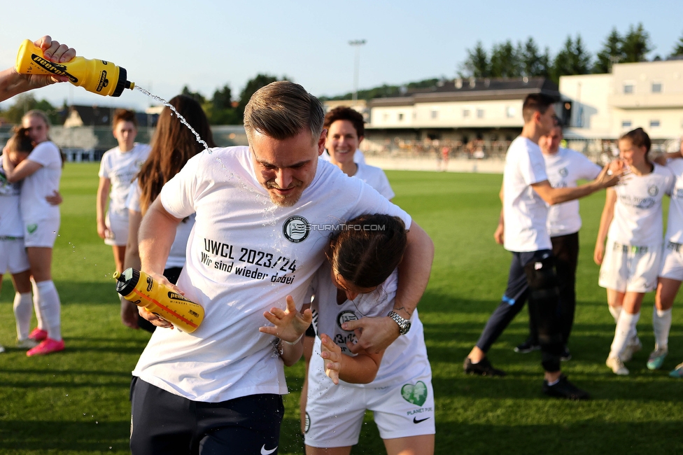 Sturm Damen - Altenmarkt
OEFB Frauen Bundesliga, 17. Runde, SK Sturm Graz Damen - SKV Altenmarkt, Trainingszentrum Messendorf, 27.05.2023. 

Foto zeigt Michael Erlitz (Sportlicher Leiter Sturm Damen) und Leonie Tragl (Sturm Damen)
