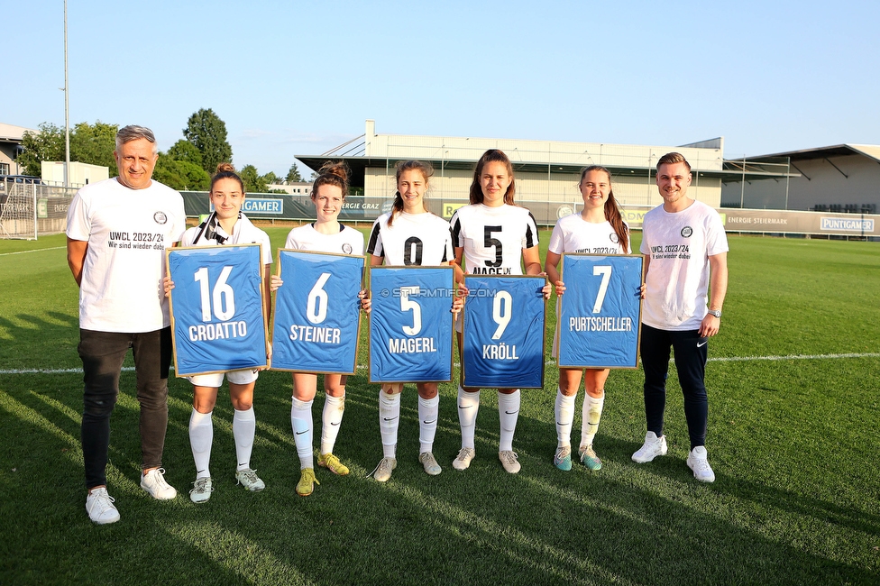 Sturm Damen - Altenmarkt
OEFB Frauen Bundesliga, 17. Runde, SK Sturm Graz Damen - SKV Altenmarkt, Trainingszentrum Messendorf, 27.05.2023. 

Foto zeigt Helmut Degen (Organisatorischer Leiter Sturm Damen), Michela Croatto (Sturm Damen), Gina Steiner (Sturm Damen), Julia Magerl (Sturm Damen), Valentina Kroell (Sturm Damen), Lilli Purtscheller (Sturm Damen) und Michael Erlitz (Sportlicher Leiter Sturm Damen)
