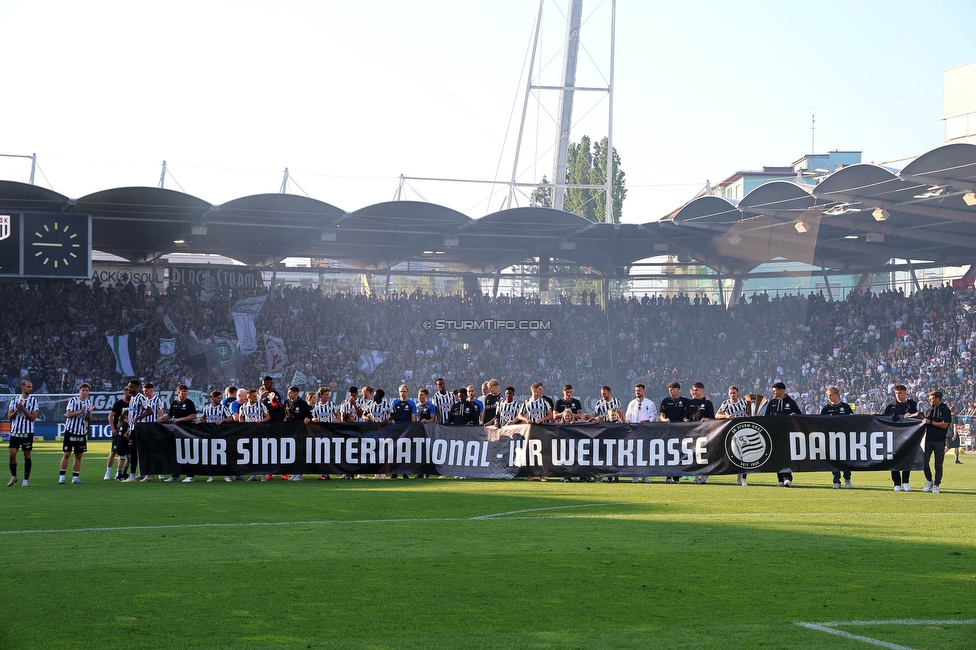 Sturm Graz - LASK
Oesterreichische Fussball Bundesliga, 32. Runde, SK Sturm Graz - LASK, Stadion Liebenau Graz, 03.06.2023. 

Foto zeigt die Mannschaft von Sturm mit einem Spruchband
