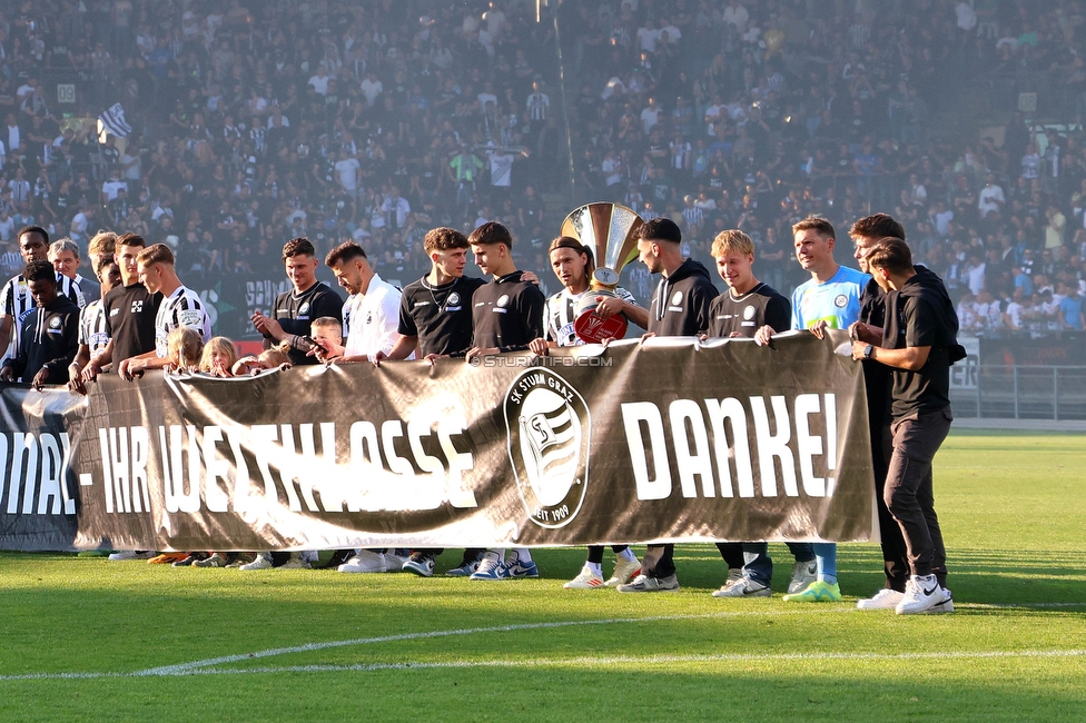 Sturm Graz - LASK
Oesterreichische Fussball Bundesliga, 32. Runde, SK Sturm Graz - LASK, Stadion Liebenau Graz, 03.06.2023. 

Foto zeigt die Mannschaft von Sturm mit einem Spruchband und dem Cuppokal
