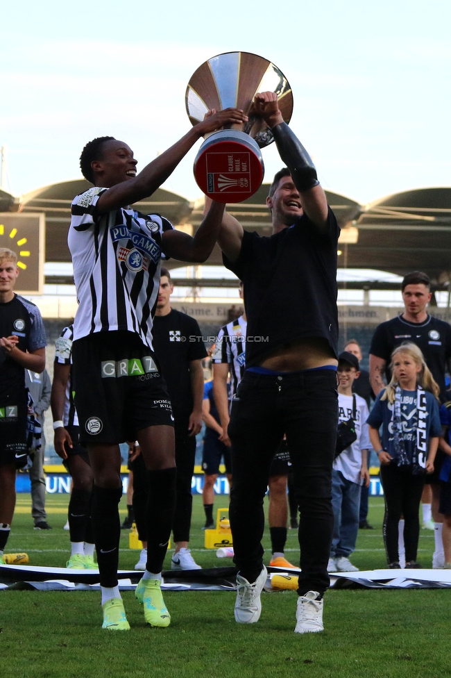 Sturm Graz - LASK
Oesterreichische Fussball Bundesliga, 32. Runde, SK Sturm Graz - LASK, Stadion Liebenau Graz, 03.06.2023. 

Foto zeigt Emanuel Emegha (Sturm) und Andreas Schicker (sportl. Geschaeftsfuehrer Sturm) mit dem Cuppokal
