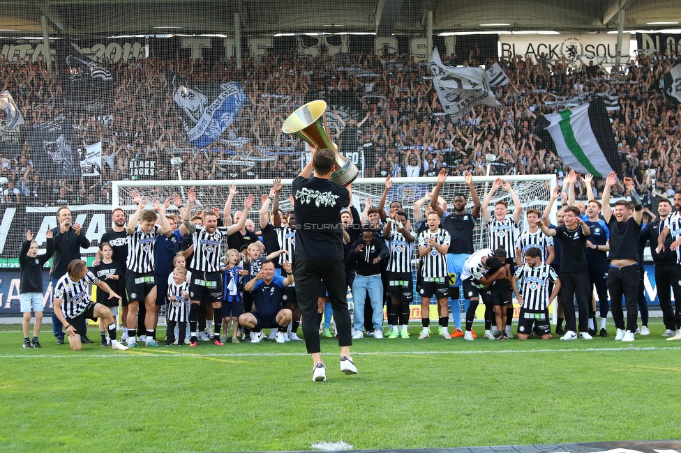 Sturm Graz - LASK
Oesterreichische Fussball Bundesliga, 32. Runde, SK Sturm Graz - LASK, Stadion Liebenau Graz, 03.06.2023. 

Foto zeigt die Mannschaft von Sturm und Fans von Sturm mit dem Cuppokal
