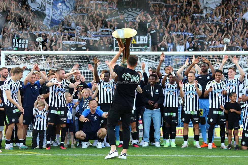 Sturm Graz - LASK
Oesterreichische Fussball Bundesliga, 32. Runde, SK Sturm Graz - LASK, Stadion Liebenau Graz, 03.06.2023. 

Foto zeigt die Mannschaft von Sturm und Fans von Sturm mit dem Cuppokal
