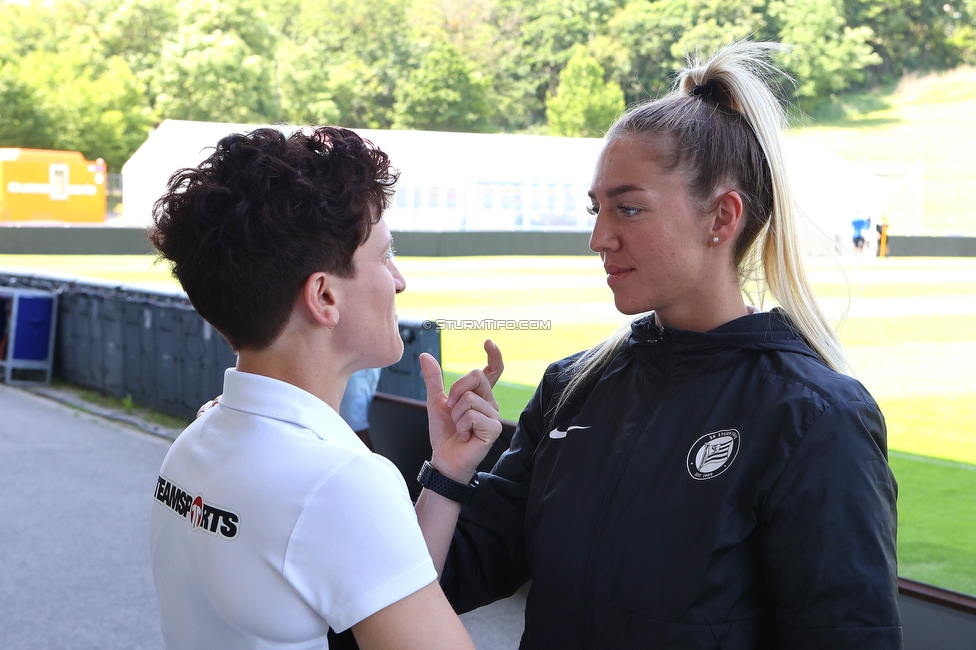 First Vienna - Sturm Damen
OEFB Frauen Bundesliga, 18. Runde, First Vienna FC 1894 - SK Sturm Graz Damen, Naturarena Hohe Warte Wien, 03.06.2023. 

Foto zeigt Emily Cancienne (Assistenz Trainer Sturm Damen) und Modesta Uka (Sturm Damen)
