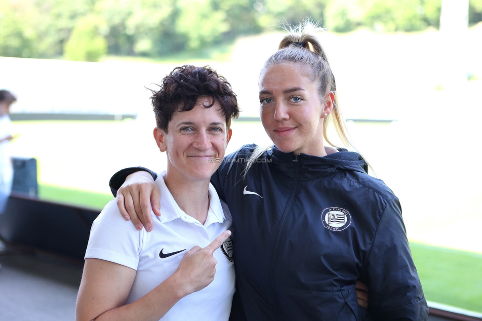 First Vienna - Sturm Damen
OEFB Frauen Bundesliga, 18. Runde, First Vienna FC 1894 - SK Sturm Graz Damen, Naturarena Hohe Warte Wien, 03.06.2023. 

Foto zeigt Emily Cancienne (Assistenz Trainer Sturm Damen) und Modesta Uka (Sturm Damen)
