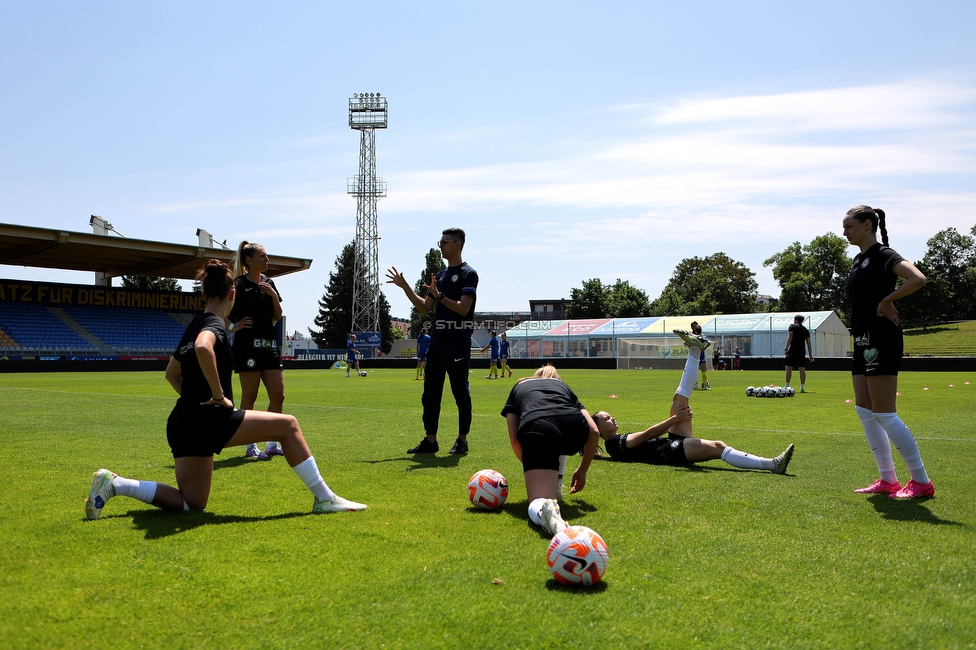 First Vienna - Sturm Damen
OEFB Frauen Bundesliga, 18. Runde, First Vienna FC 1894 - SK Sturm Graz Damen, Naturarena Hohe Warte Wien, 03.06.2023. 

Foto zeigt Merle Kirschstein (Sturm Damen), Anna Maria Wirnsberger (Sturm Damen), Lilli Purtscheller (Sturm Damen), Laura Krumboeck (Sturm Damen) und Tode Djakovic (Videoanalyst Sturm Damen)
