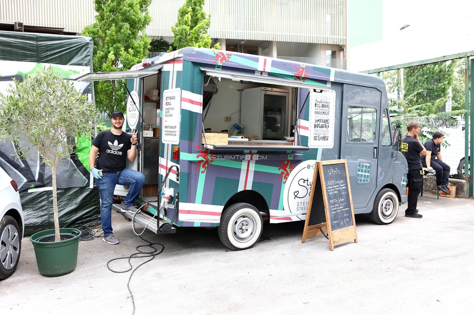 Eroeffnung Gruabn Holztribuene
Eroeffnung Gruabn Holztribuene, Gruabn Graz, 24.06.2023.

Foto zeigt einen Foodtruck
