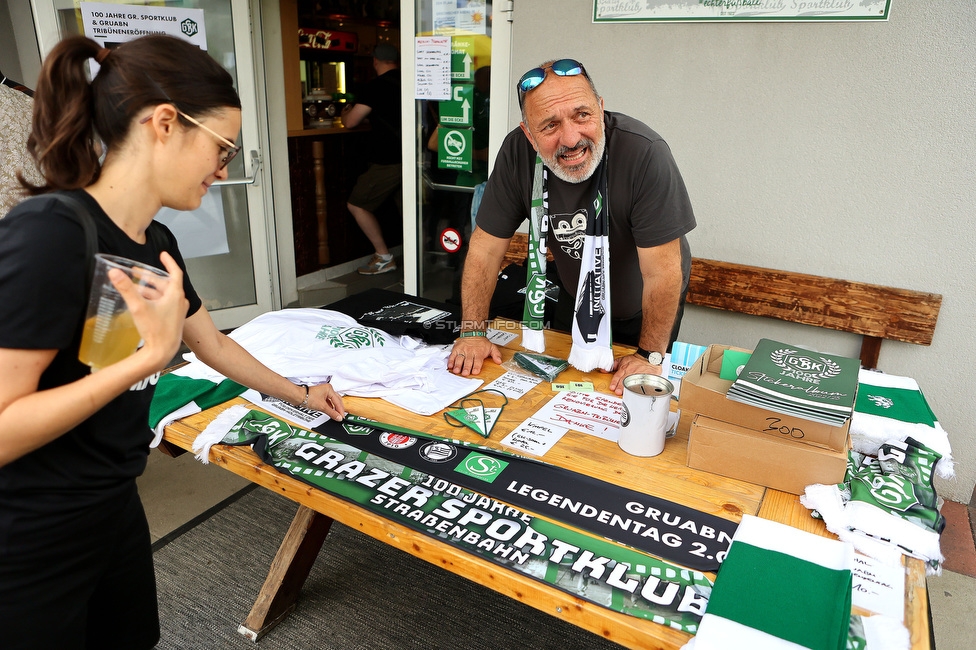 Eroeffnung Gruabn Holztribuene
Eroeffnung Gruabn Holztribuene, Gruabn Graz, 24.06.2023.

Foto zeigt den Merchstand
