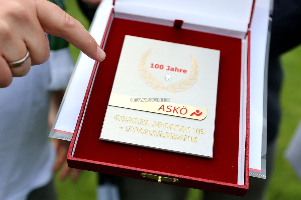 Eroeffnung Gruabn Holztribuene
Eroeffnung Gruabn Holztribuene, Gruabn Graz, 24.06.2023.

Foto zeigt ein Geschenk vom ASKOE an den GSC
