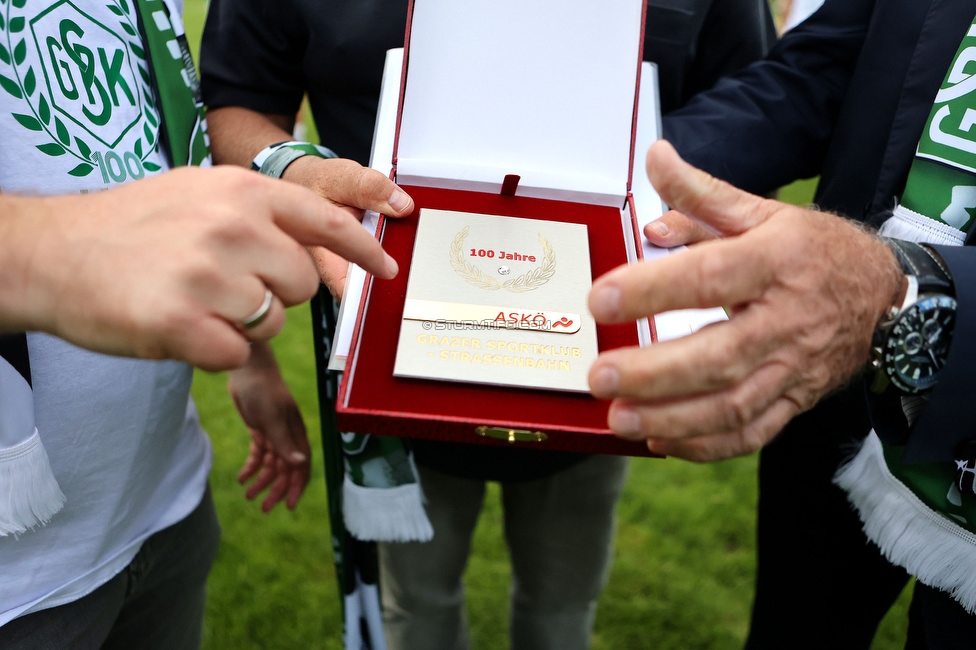 Eroeffnung Gruabn Holztribuene
Eroeffnung Gruabn Holztribuene, Gruabn Graz, 24.06.2023.

Foto zeigt ein Geschenk vom ASKOE an den GSC
