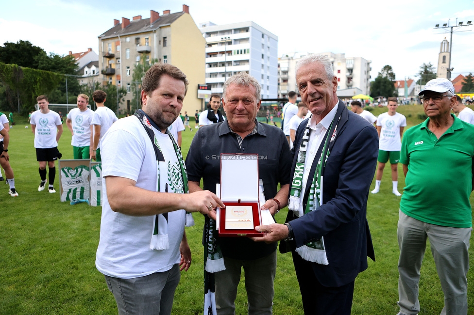 Eroeffnung Gruabn Holztribuene
Eroeffnung Gruabn Holztribuene, Gruabn Graz, 24.06.2023.

Foto zeigt ein Geschenk vom ASKOE an den GSC
