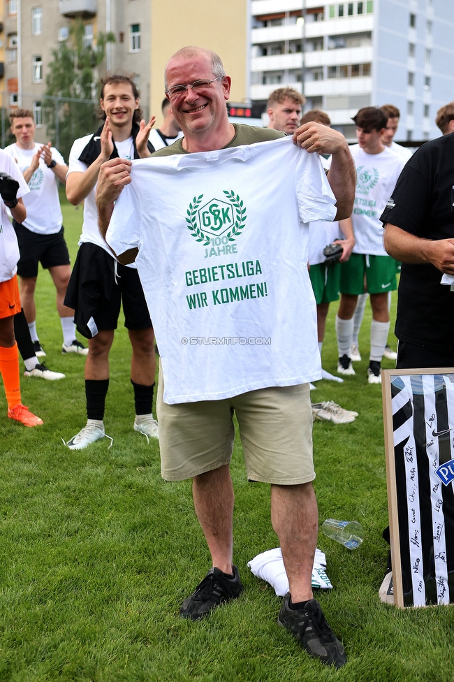 Eroeffnung Gruabn Holztribuene
Eroeffnung Gruabn Holztribuene, Gruabn Graz, 24.06.2023.

Foto zeigt den Platzwart vom GSC
