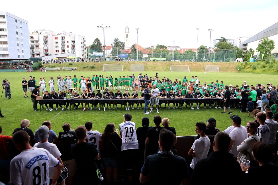 Eroeffnung Gruabn Holztribuene
Eroeffnung Gruabn Holztribuene, Gruabn Graz, 24.06.2023.

Foto zeigt die Mannschaft von Sturm
