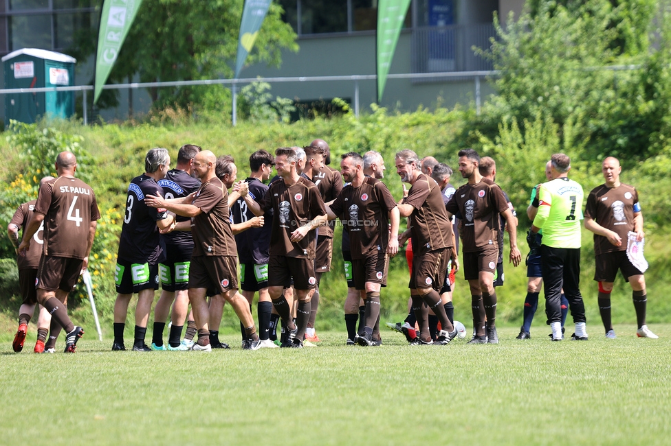 Eroeffnung Gruabn Holztribuene
Eroeffnung Gruabn Holztribuene, Gruabn Graz, 25.06.2023.

Foto zeigt die Mannschaft der Sturm Legenden und der St. Pauli Legenden
