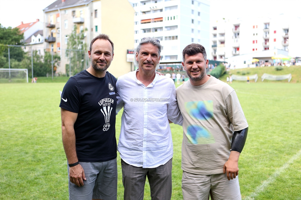 Eroeffnung Gruabn Holztribuene
Eroeffnung Gruabn Holztribuene, Gruabn Graz, 25.06.2023.

Foto zeigt Thomas Tebbich (wirtsch. Geschaeftsfuehrer Sturm), Mario Posch (ehem. Spieler Sturm) und Andreas Schicker (sportl. Geschaeftsfuehrer Sturm)
