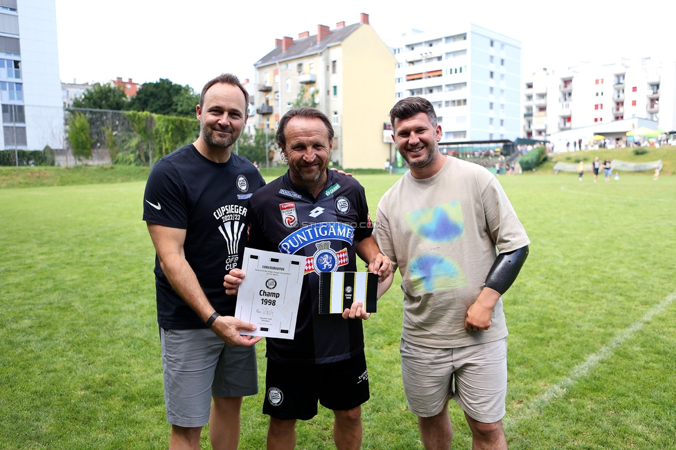 Eroeffnung Gruabn Holztribuene
Eroeffnung Gruabn Holztribuene, Gruabn Graz, 25.06.2023.

Foto zeigt Thomas Tebbich (wirtsch. Geschaeftsfuehrer Sturm), Tomislav Kocijan (ehem. Spieler Sturm) und Andreas Schicker (sportl. Geschaeftsfuehrer Sturm)
