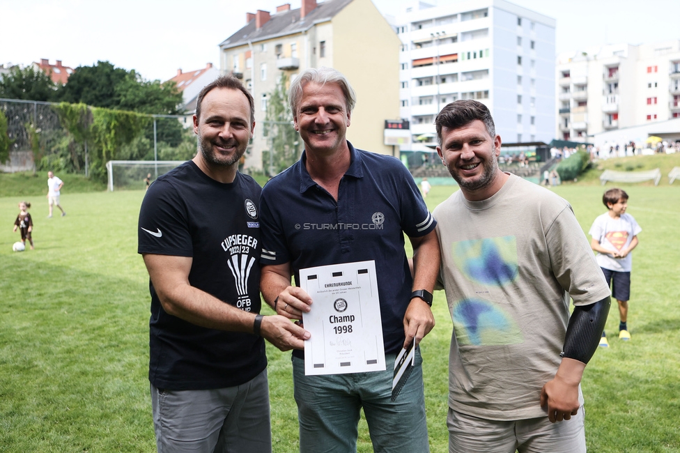 Eroeffnung Gruabn Holztribuene
Eroeffnung Gruabn Holztribuene, Gruabn Graz, 25.06.2023.

Foto zeigt Thomas Tebbich (wirtsch. Geschaeftsfuehrer Sturm), Markus Schopp (ehem. Spieler Sturm) und Andreas Schicker (sportl. Geschaeftsfuehrer Sturm)
