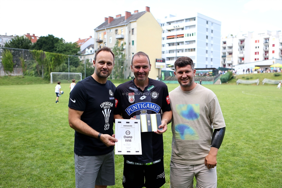 Eroeffnung Gruabn Holztribuene
Eroeffnung Gruabn Holztribuene, Gruabn Graz, 25.06.2023.

Foto zeigt Thomas Tebbich (wirtsch. Geschaeftsfuehrer Sturm), Mario Haas (ehem. Spieler Sturm) und Andreas Schicker (sportl. Geschaeftsfuehrer Sturm)
