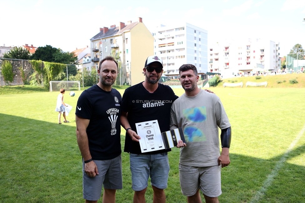 Eroeffnung Gruabn Holztribuene
Eroeffnung Gruabn Holztribuene, Gruabn Graz, 25.06.2023.

Foto zeigt Thomas Tebbich (wirtsch. Geschaeftsfuehrer Sturm), Hannes Toth (ehem. Spieler Sturm) und Andreas Schicker (sportl. Geschaeftsfuehrer Sturm)
