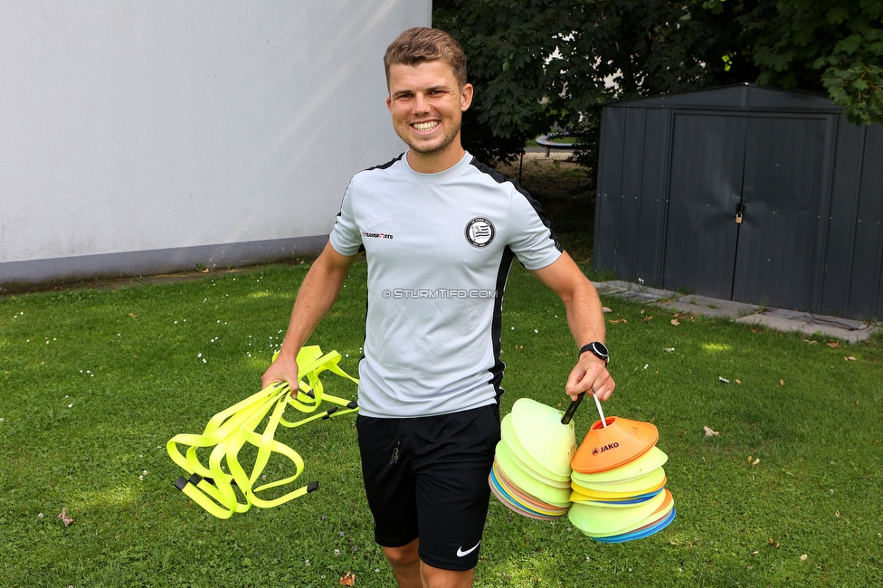 Trainingsauftakt Sturm Graz Damen
OEFB Frauen Bundesliga, Trainingsauftak SK Sturm Graz Damen, Postplatz Puntigam, 17.07.2023. 

Foto zeigt David Url (Athletiktrainer Sturm Damen)
