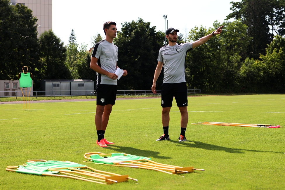 Trainingsauftakt Sturm Graz Damen
OEFB Frauen Bundesliga, Trainingsauftak SK Sturm Graz Damen, Postplatz Puntigam, 17.07.2023. 

Foto zeigt Tode Djakovic (Videoanalyst Sturm Damen) und Sargon Duran (Cheftrainer Sturm Damen)
